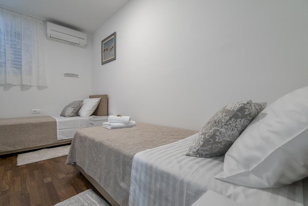 Drop In Split Luxury Suites 외부 사진